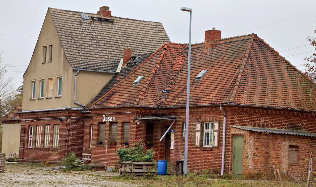 Der Kleinbahnhof Güsen ist die Heimstätte des Vereins Bahnhof17. Er wird durch das Team wieder belebt.