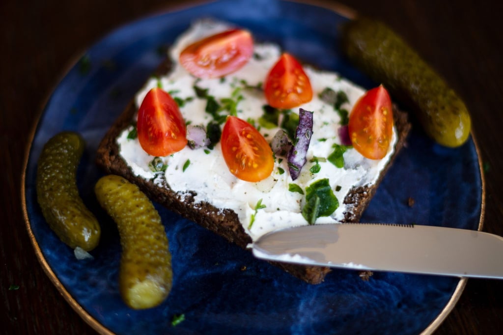 Belegtes Schwarzbrot mit Gürkchen.