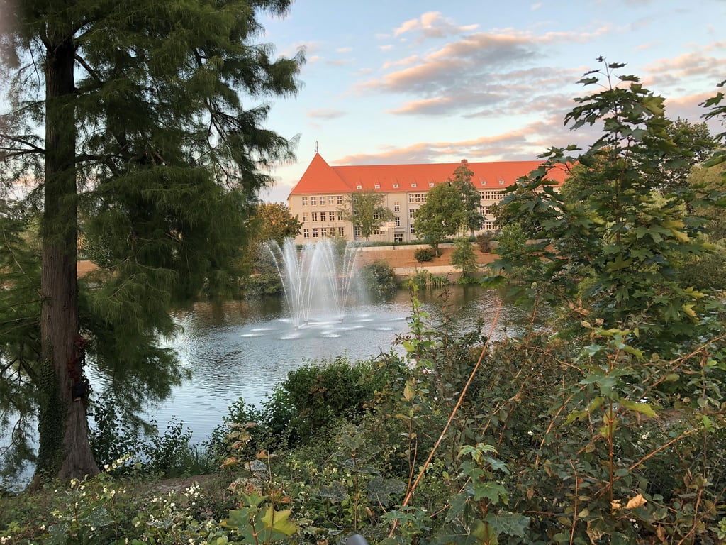 Schwanenteich mit Fontänen. Diese werden zum Fest allerdings noch nicht in die Höhe schießen, die Saison beginnt erst später.