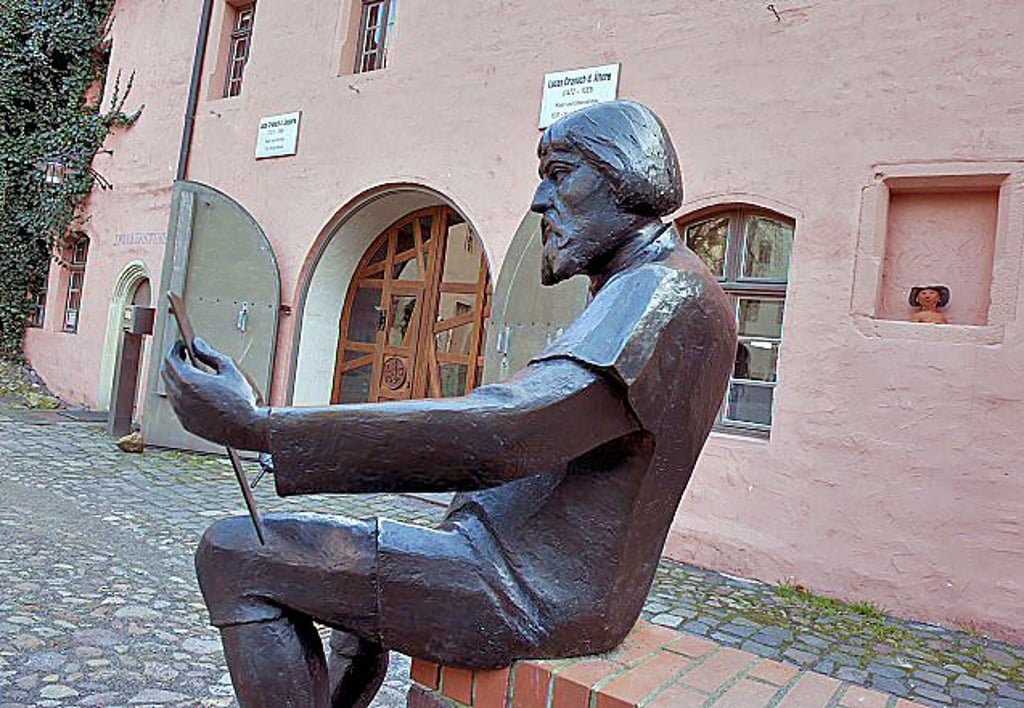 An den einstigen Hausherrn erinnert auf dem Cranach-Hof in der Wittenberger Schlossstraße 1 diese Bronze. In der historischen Werkstatt auf dem Hof werden auch die Cranach-Stipendiaten arbeiten.