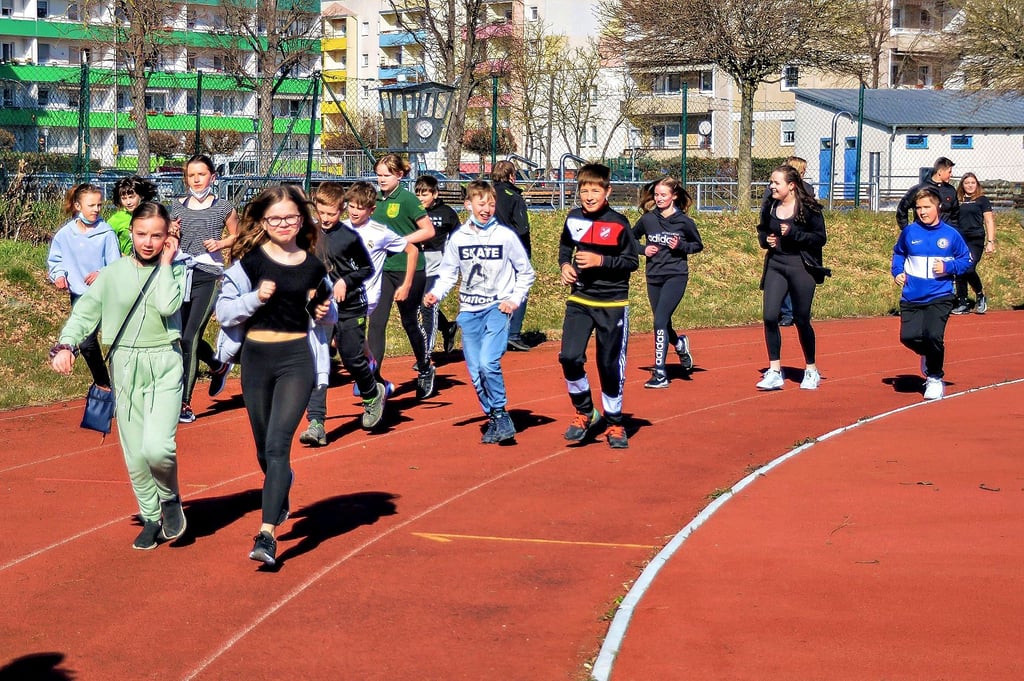 Jede Runde zählt: Zum Aktionstag am Börde-Gymnasium gehörte auch ein Spendenlauf, mit dem Geld für die Ukraine-Flüchtlinge gesammelt wurde.