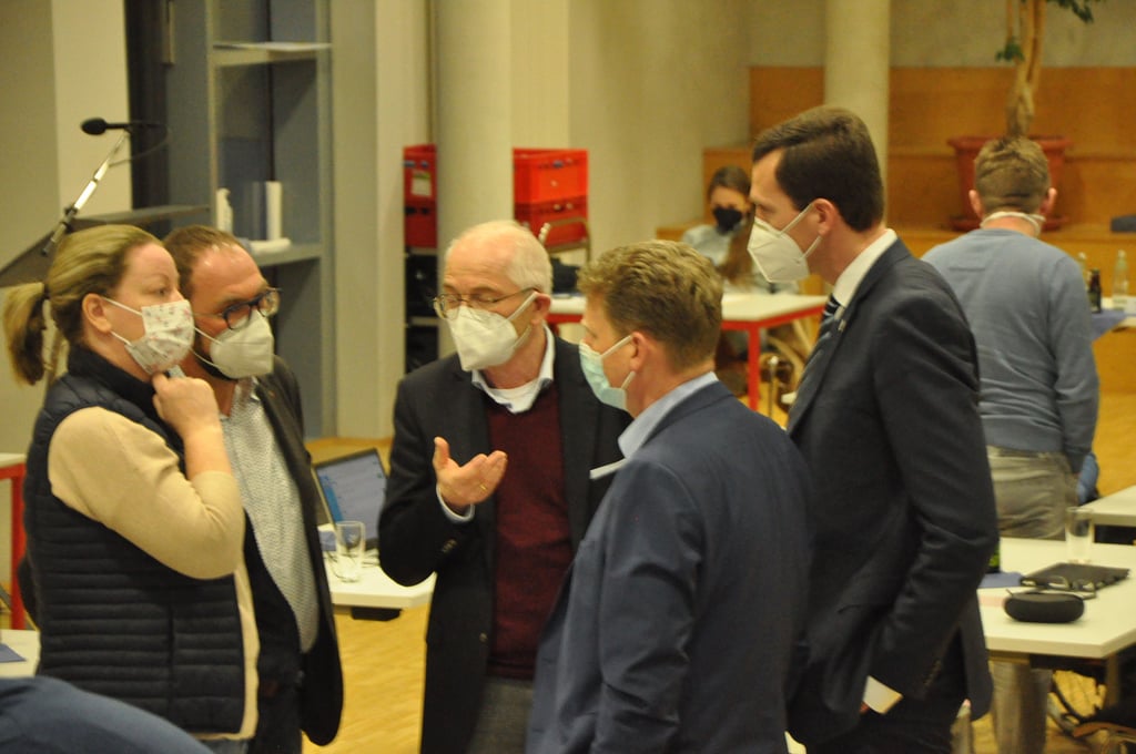 In der Auszeit gab es eine Besprechung von Landrat Steffen Burchhardt (von rechts), Jörg Rehbaum (beide SPD), Kreistagsvorsitzendem Volker Bauer (CDU), Kay Gericke (SPD) und Nicole Golz (Wählergemeinschaft Jerichower Land).