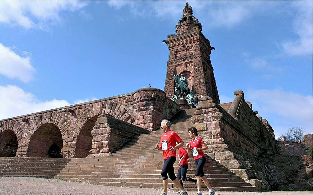 Hier passieren die Läufer das Denkmal.
