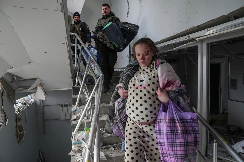 Beim Angriff auf eine Geburtsklinik in Mariupol wurden nach ukrainischen Angaben 17 Menschen verletzt.
