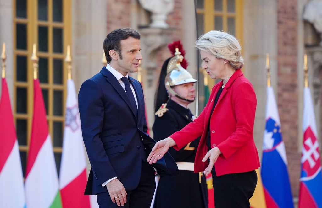 Frankreichs Präsident Emmanuel Macron empfängt EU-Kommissionspräsidentin Ursula von der Leyen in Versailles.