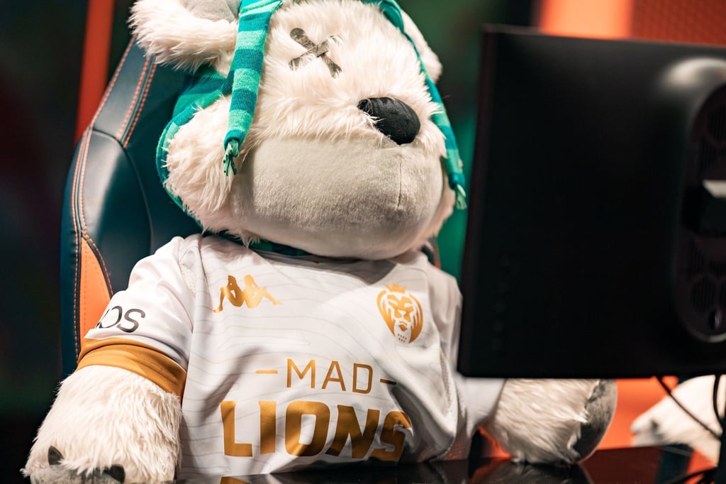 Auch in dieser Saison werden die Spieler im LEC-Studio vorerst noch durch Teddybären ersetzt.