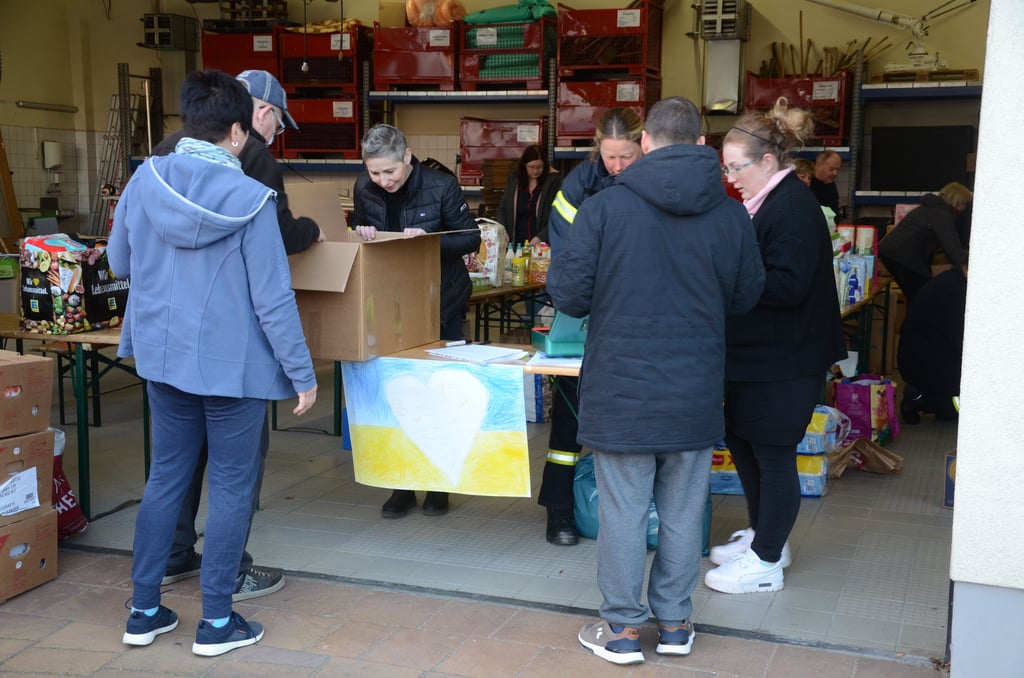 Dienstagabend vor der Fahrzeughallte der Tangermünder Feuerwehr. Es herrscht ein Kommen und Gehen. Stetig werden weitere Spenden abgegeben.