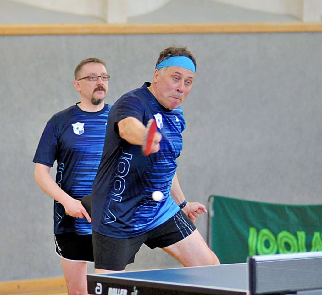 Spielen nicht nur gemeinsam Schach beim Naumburger SV 1951, sondern auch Tischtennis beim Freyburger TTV: Matthias Will (l.) und Volkmar Huth. Sie entschieden am Samstag ihr Doppel im Kreisligaspiel gegen Lützen für sich, und am Sonntag dann rettete Huth den Domstädtern am Brett das Remis.