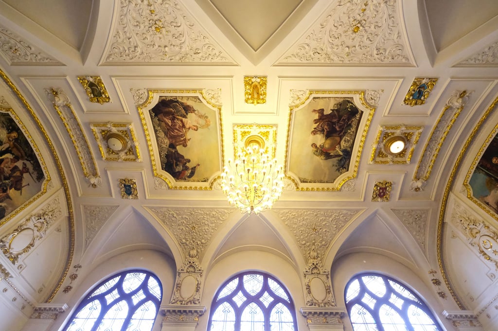 Der Festsaal des Stadthauses gilt als einer der schönsten in Halle. Die Aufhängung der prächtigen Stuckdecke wird gerade repariert - und das dauert länger als gedacht.