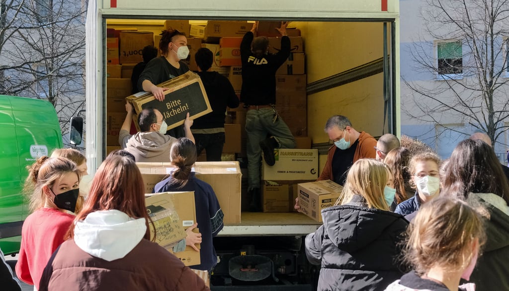 Schüler des Südstadtgymnasiums halfen bei Beladen des Lkw. Die Spenden sind für die Menschen in der Ukraine.