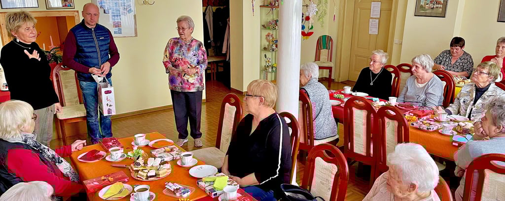 Beim Frauentagstreff wünschten Ute Pesselt und René Kerl der Gruppe um Jutta Drygala (von links) weiterhin alles Gute.