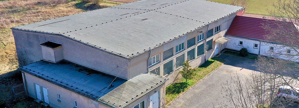 Die Turnhalle in Siersleben befindet sich direkt am Sportplatz und neben dem Schulgelände.