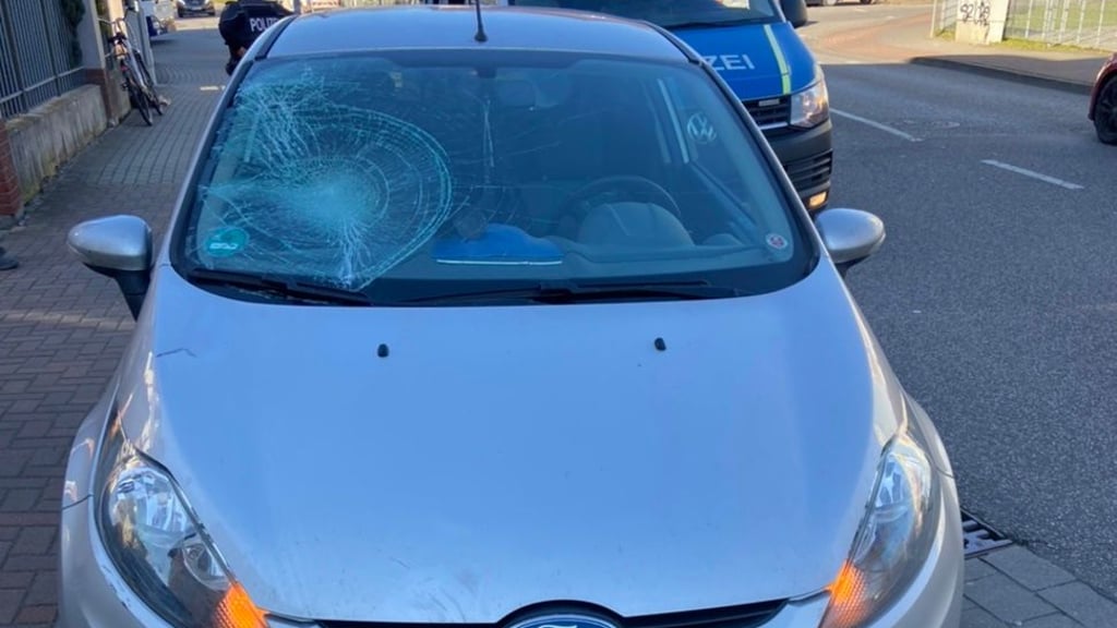 Zu einem Verkehrsunfall ist es am Mittwochnachmittag (9. März) in Salzwedel gekommen. Ein 35-jähriger Fahrradfahrer, der den Fuß- und Radweg in der falschen Richtung nutzte, kollidierte mit einem Autofahrer.
