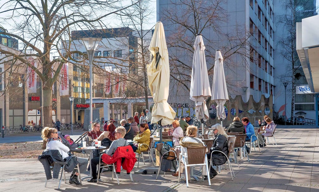 Das Eiscafé am Rathaus lockt mit einem Sonnenplatz in der warmen Märzsonne zum Verweilen.