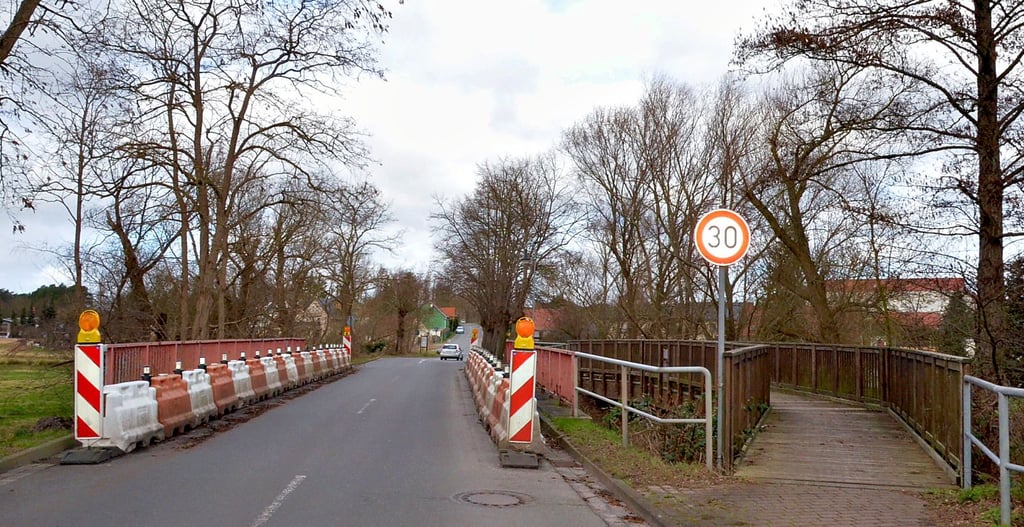 Im kommenden Jahr sollen diese beiden Brücken über den Schollener Seestrang abgerissen und neu errichtet werden. Der Rad- und Gehweg wird dann ebenfalls auf der Brücke verlaufen.