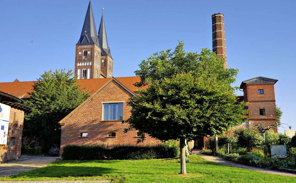 Die Klosteranlage gehört zu den Bauwerken, die auf einer Tour der Straße der Romanik angesteuert werden kann. Derzeit beherbergt sie vier Ausstellungen.