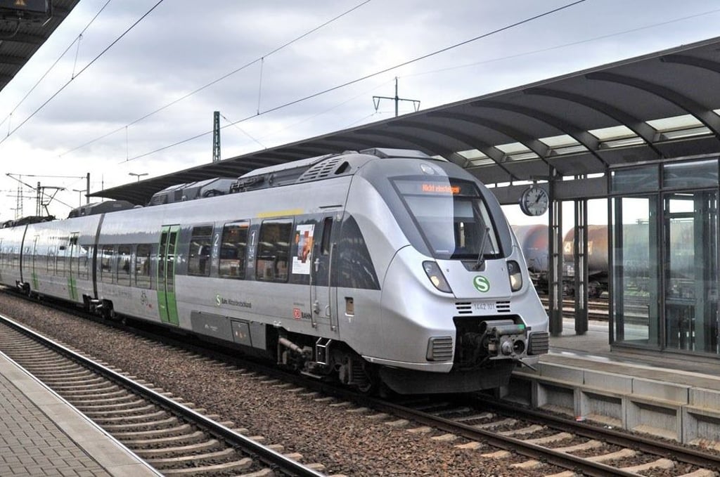 Eine S-Bahn am Bahnhof in Bitterfeld. (Symbolbild)