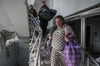 Eine verletzte schwangere Frau in einem beschädigten Treppenhaus. Nach ukrainischen Angaben stammt das Bild aus dem beschossenen Krankenhaus in Mariupol.