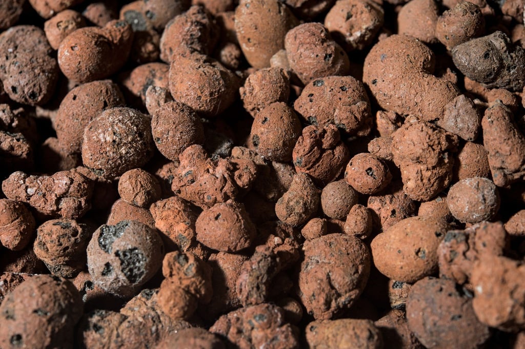 Die Tonkügelchen in Hydrokultur-Systemen sind ein Naturprodukt, das bei etwa 1200 Grad gebrannt wird.