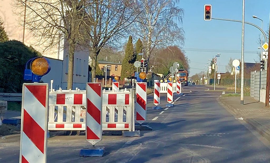 In der Magdeburger Königstraße werden Schachtdeckel erneuert, der Abschnitt zwischen Halberstädter Chaussee und Wanzleber Chaussee ist nur einspurig stadtauswärts befahrbar.