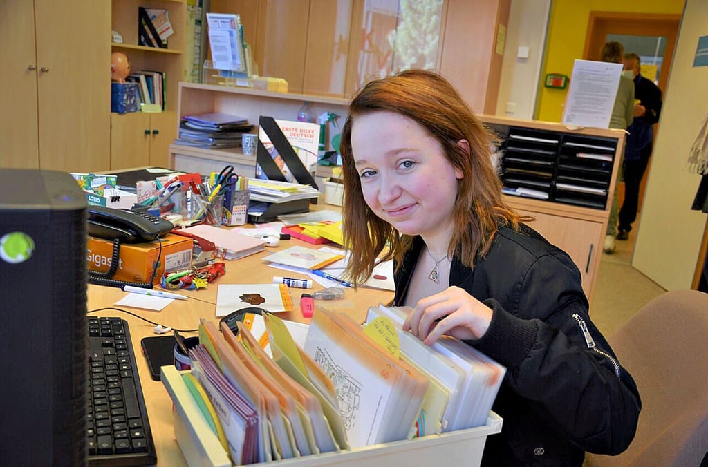 Julia Funke arbeitet sich derzeit durch das Material für das Deutsch-Lerncafé, einem neuen Angebot der Kreisvolkshochschule in Zerbst.