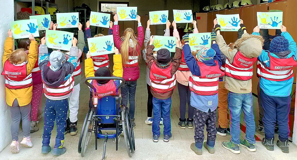 Die Kinder der Kinderfeuerwehr Biere schicken Wünsche in die Ukraine: Sie wünschen den Menschen dort Essen und Häuser, Glück, ein Ende des Krieges, Freiheit und Gesundheit