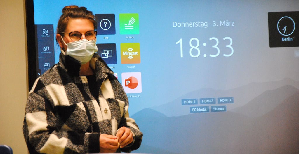 In der Jübarer Grundschule haben Kreide und Schwamm weitgehend ausgedient. Schulleiterin Adina Borchert präsentierte den Gemeinderäten die neun interaktiven Tafeln, die in jedem der vier Klassenräume installiert wurden.
