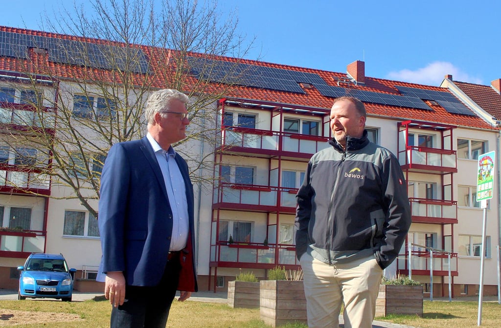 In Zusammenarbeit haben Detlef Koch (links) von den Stadtwerken Haldensleben und Thomas Harborth von der BEWOS mit dem Mieterstrom in Hadmersleben ein Pilotprojekt gestartet.