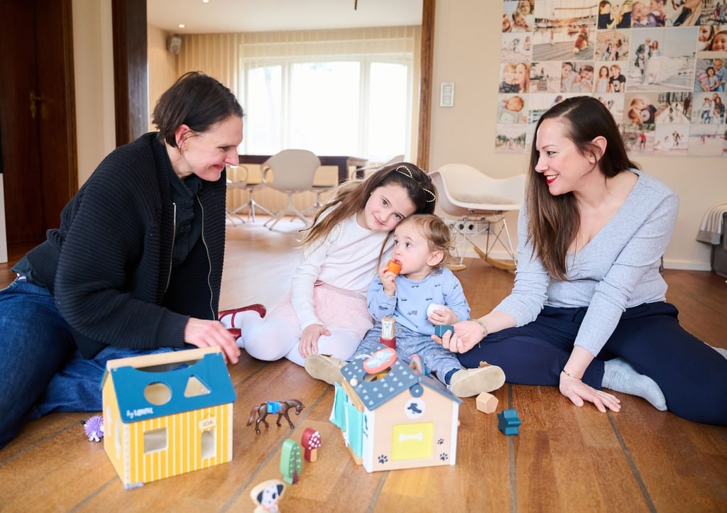 Doula Denise Wilk (l) und Nina Landes spielen mit den Kindern der Familie Landes. Bei Geburten werden neben Hebammen zunehmend auch Doulas gebraucht. Wilk hat alle drei Geburten der Mutter begleitet.
