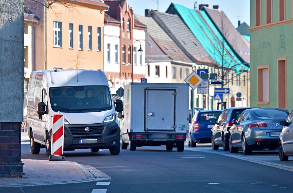 An der Einengung auf der Jeßnitzer Hauptstraße passen größere Fahrzeuge kaum nebeneinander vorbei.