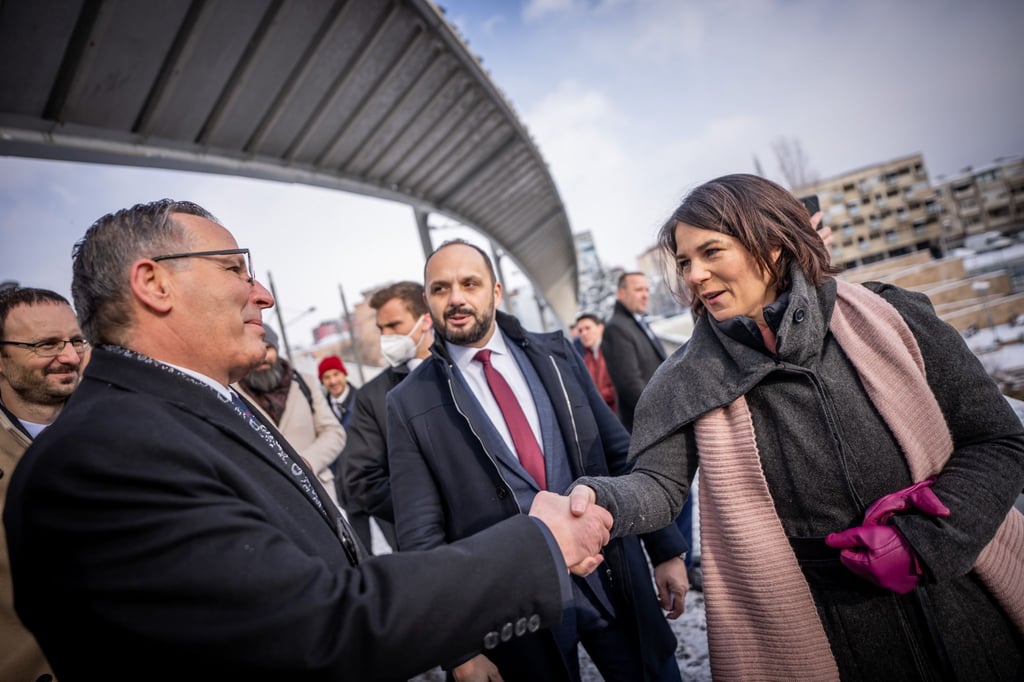 Außenministerin Annalena Baerbock (r.) begrüßt an der Ibar-Brücke Bedri Hamza, (l.) Bürgermeister von Mitrovica-Süd, und Milan Radojevic Bürgermeister von Mitrovica -Nord (M).