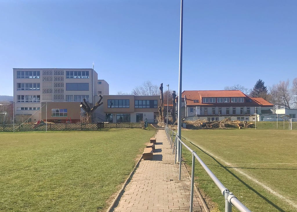 Umstrittenes Gelände: links die Freie Ganztagsschule Neinstedt, rechts die Turnhalle des SV Germania Neinstedt.