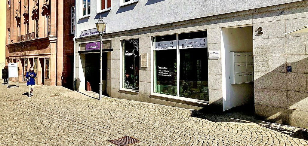 Hier vor dem Haus Judenstraße 2 soll die Bronzeskulptur von Roland Lindner ihren Platz finden.