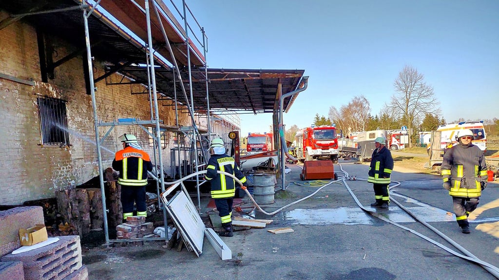 Eine Aufnahme von den Löscharbeiten wegen des Feuers in der Lagerhalle.