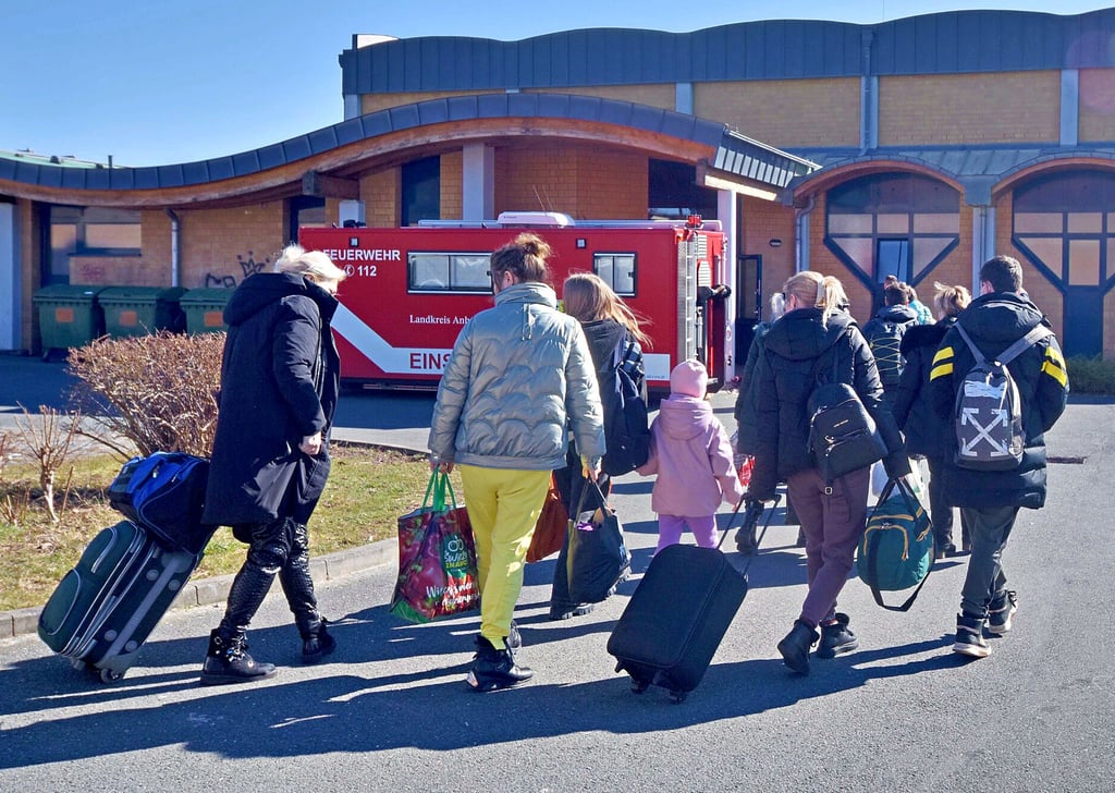 Donnerstagmittag kam ein Bus aus Halberstadt an - rund 20 Flüchtlinge, Frauen und Kinder, brachte er zur Bitterfelder Brauereiturnhalle. In der Erstaufnahmeeinrichtung werden die Menschen vom DRK betreut.