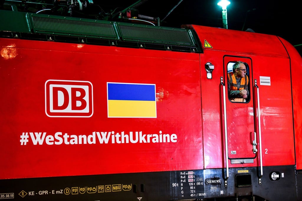 Spenden werden in Deutschland mit Lastwagen gesammelt und mit Containerzügen in die Ukraine gefahren - der Transport ist für die Spender kostenlos.