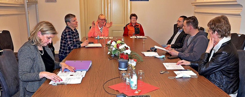Netzwerktreffen Ukraine-Hilfe im Zerbster Rathaus: Evelyn Johannes, Markus Pfeifer, Albrecht Lindemann, Ursula Fräßdorf, Ute van Tulden, Dagmar Hellfritsch und Babette Markworth (v.r.).