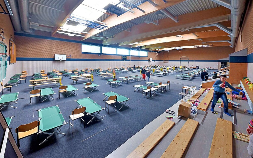 Die Brauereiturnhalle ist mit Feldbetten und Bierzeltgarnituren ausgestattet.