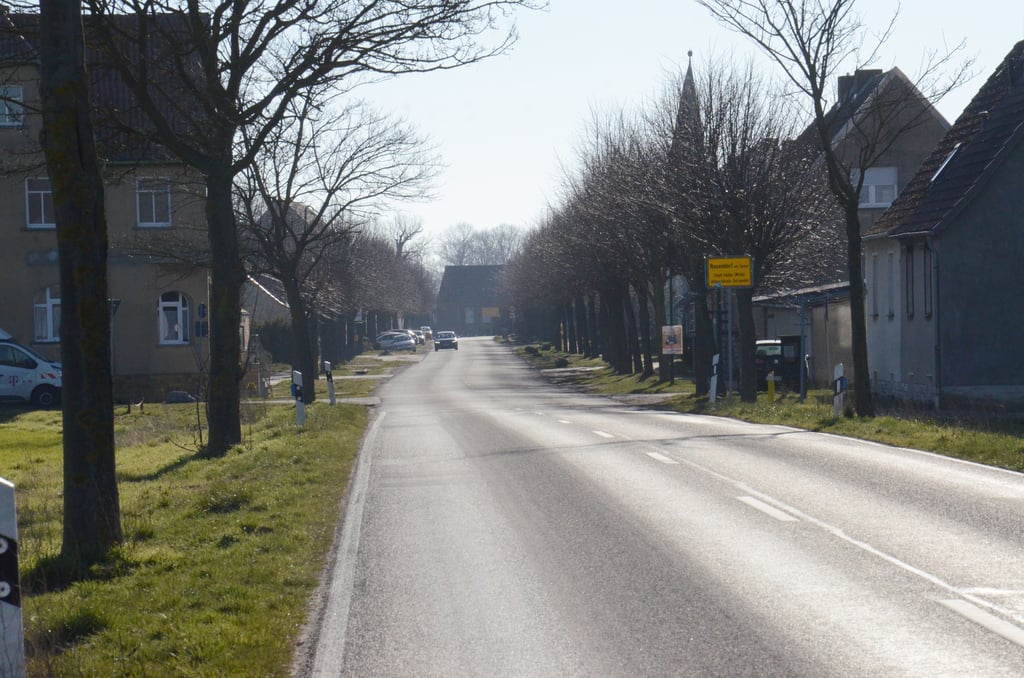 Mitglieder des Ortschaftsrates wünschen sich eine Verkehrsinsel am Ortseingang von Neuendorf am Damm, damit Fahrzeuge dort nicht so schnell in den Ort hineinfahren. Doch dieser Wunsch kommt nun wohl zu spät, schließlich sind die Planungen zum Ausbau der Straße abgeschlossen. Bereits im Mai beginnen die Arbeiten. Und auch baulich ist diese Maßnahme so nicht umsetzbar.