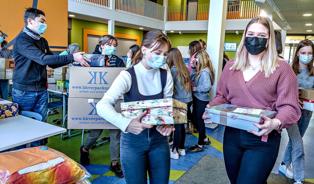 Sprecherin Mette Gulembeck (links) und Viktoria Krüger während der Beladung der Transporter