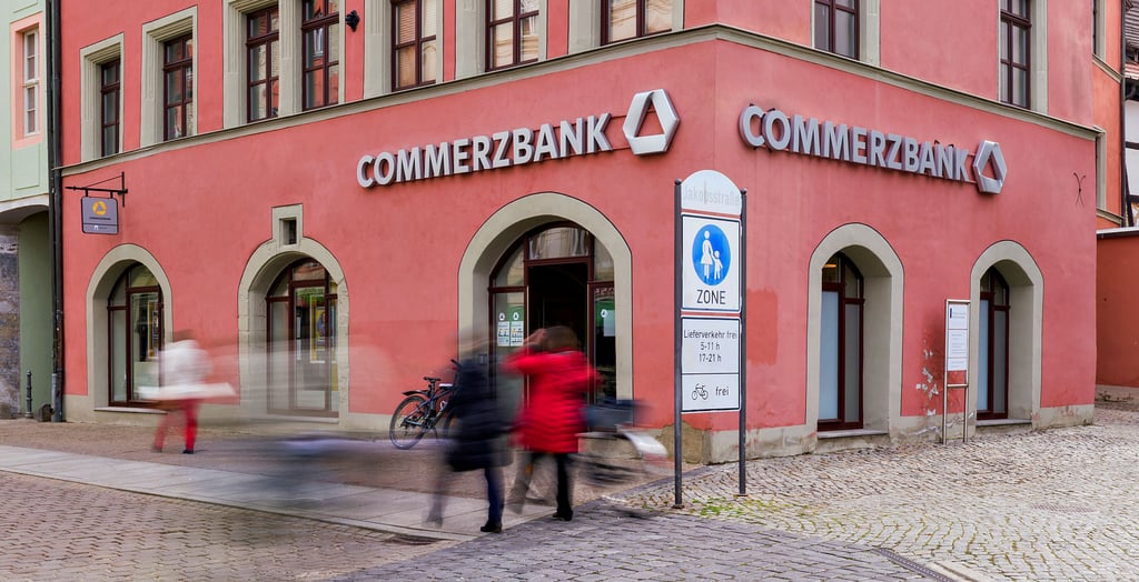 Steht offenbar nicht auf der Kippe: die Zukunft der Commerzbank-Filiale am Naumburger Markt.