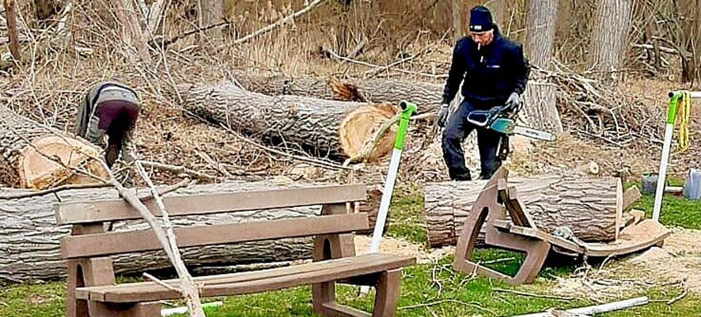 Nach den Sturmschäden auf dem Sportplatz in Nienhagen packten viele Helfer bei den Sicherungsarbeiten mit an.
