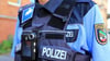 Ein Polizeikommissar trägt eine mobile Miniatur-Videokamera (Bodycam) vor seiner Brust.