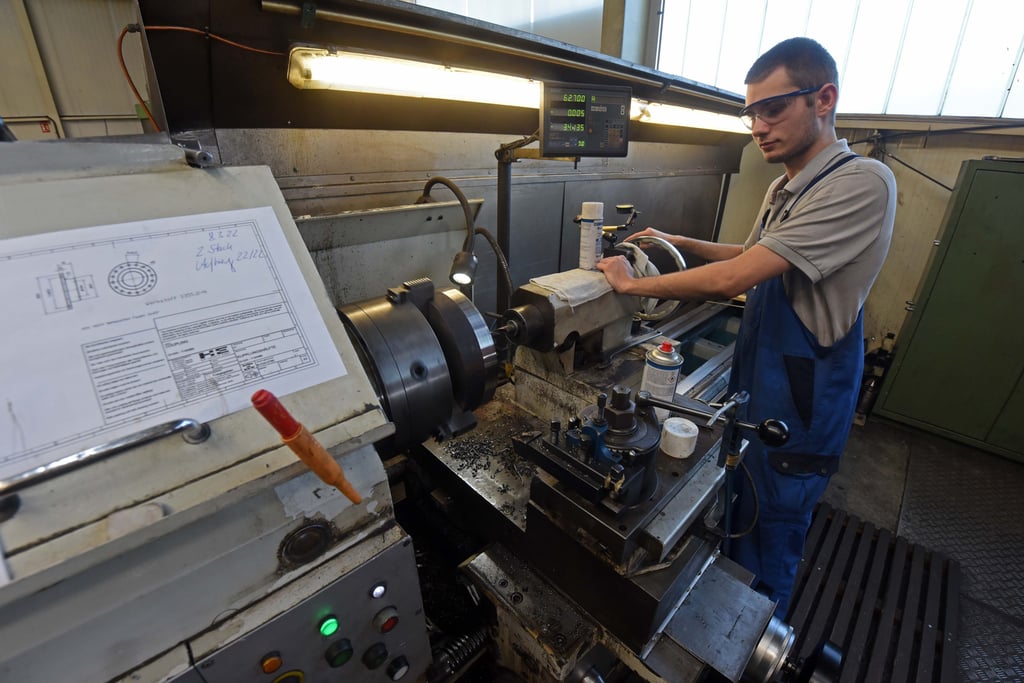 Andy Heilmann hat vor zwei Jahren eine Ausbildung zur Fachkraft für Metalltechnik in Aschersleben begonnen