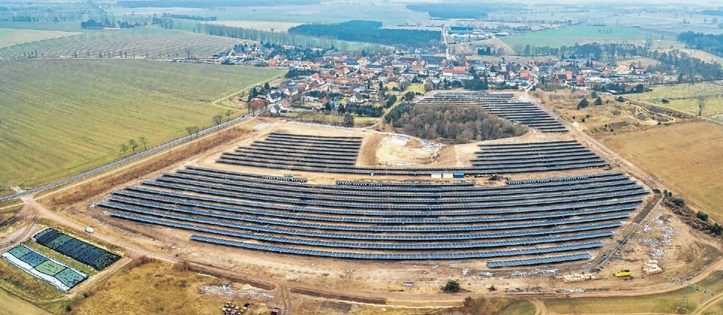 Der bereits seit 2016/17 bestehende Solarpark am Ortsrand von Uchtdorf. Die neuen Flächen sollen 20 Mal so groß sein.