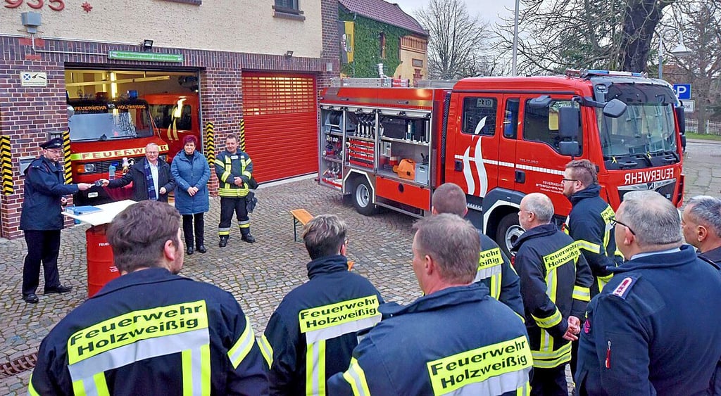 Die Ortsfeuerwehr Holzweißig hat ein neues Löschfahrzeug erhalten.