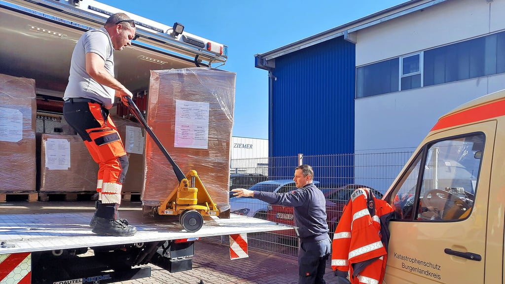 Die Mitarbeiter der Rettungsdienste haben am Mittwoch im Impfzentrum Zorbau die Spenden für die Ukraine in die Lkw verfrachtet.