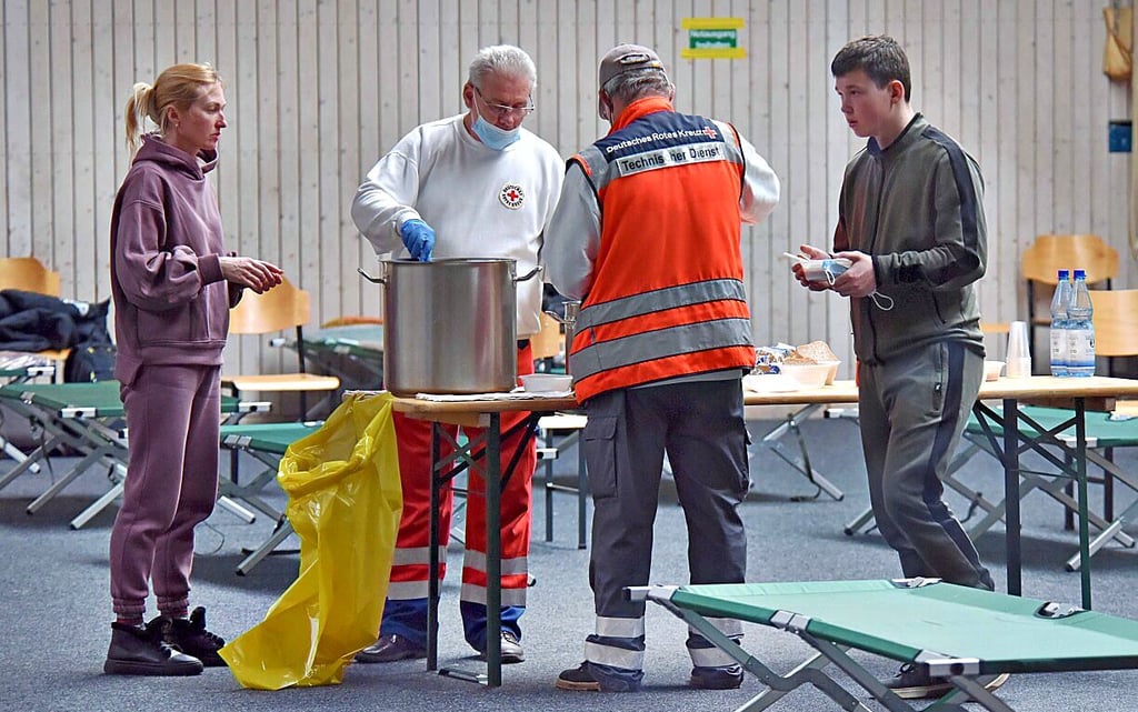 Dank der Ehrenamtlichen gibt es eine warme Mahlzeit nach der Ankunft.