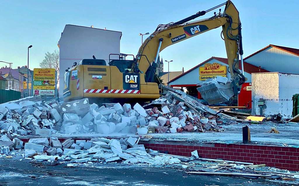 Nichts ist mehr übrig vom Verwaltungsgebäude des Holzhofes in Bernburg. Bagger schaffen Platz für den geplanten Edeka-Markt.
