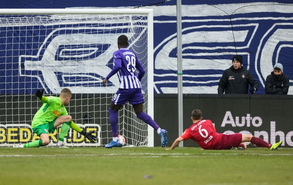 Prince Osei Owusu (M) erzielt gegen die Regensburger den Treffer zum 1:0.